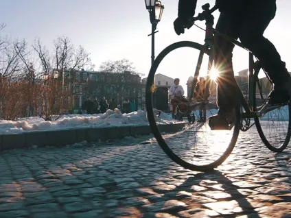 Bilden visar en cykel i vintermiljö