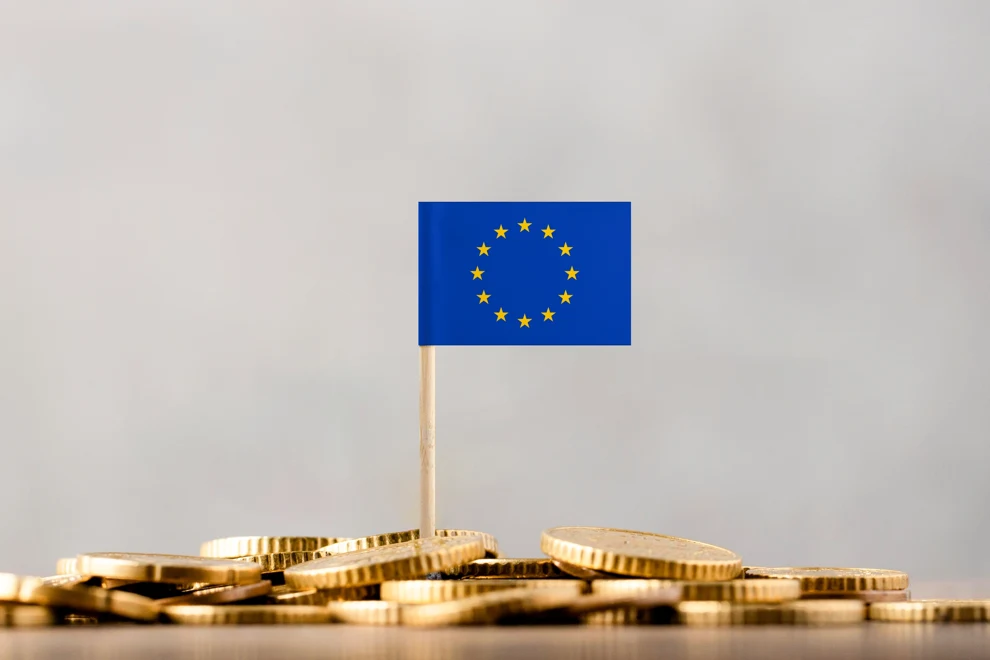 EU flagga i hög av mynt
