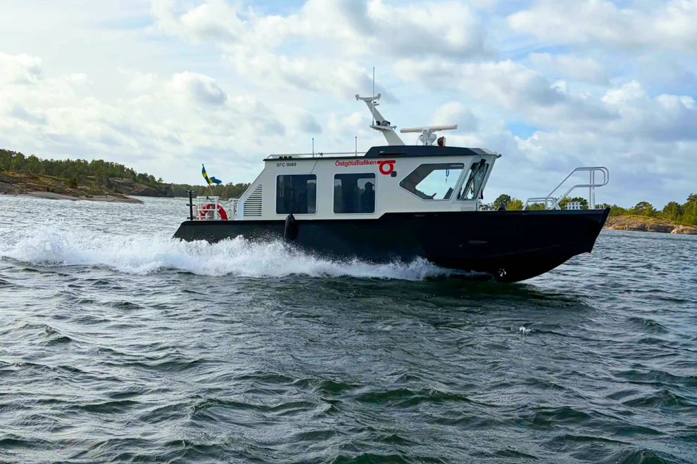 En svartvit båt som färdas över ett vattenområde.