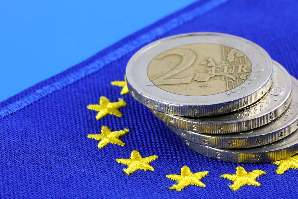 Euro mynt på EU flagga