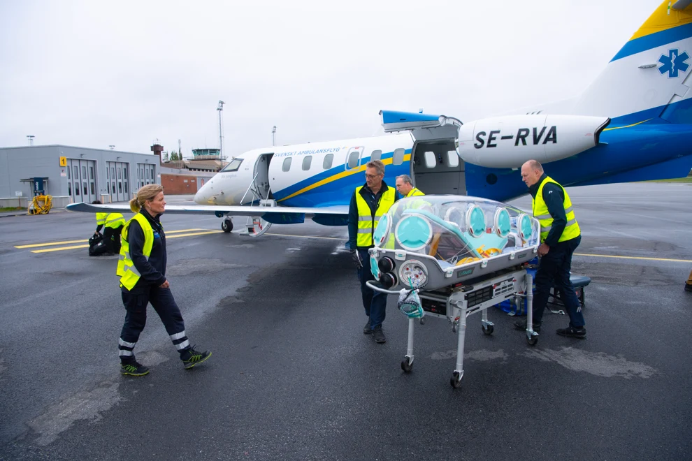 Transport av patient till ett flygplan.
