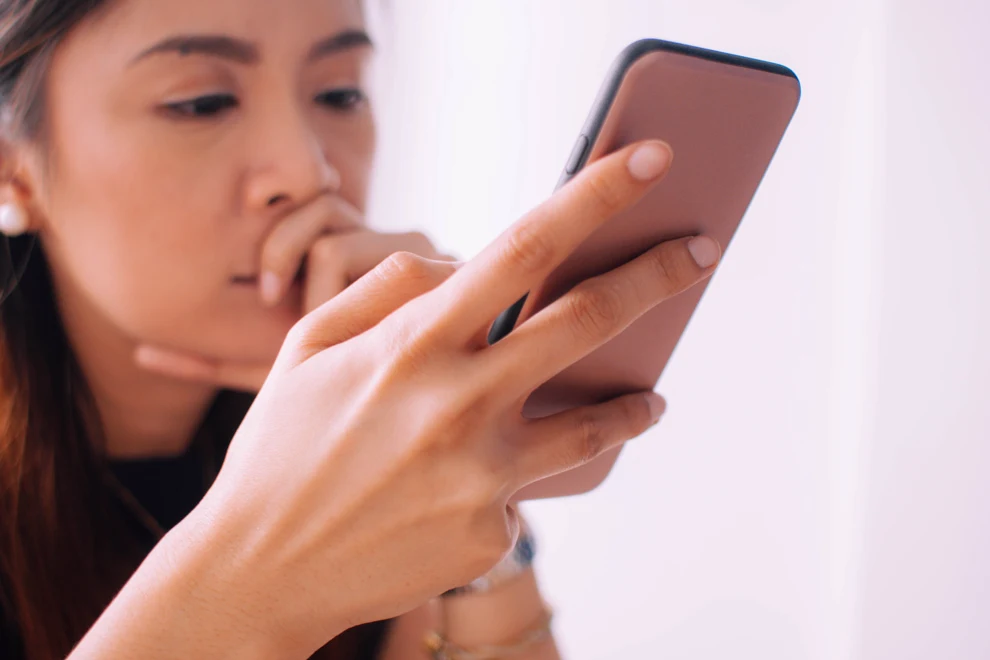 En närbild av en person som använder en mobiltelefon.