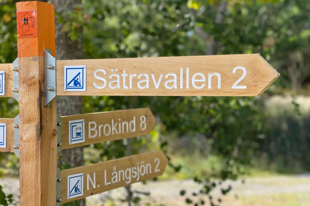 Pilar som visar avstånd på Östgötaleden